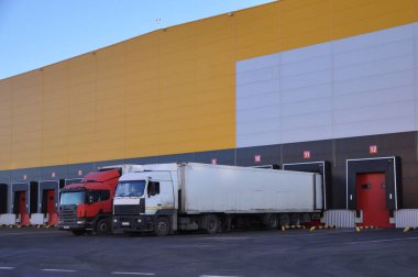 Depo lojistik merkezi depolama ve ürünler sıralama için mükemmel bir çözümdür