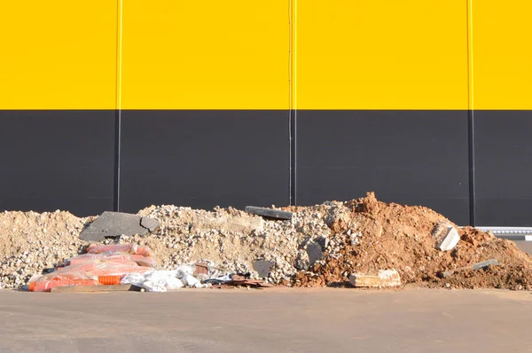 Wand Eines Industriegebäudes Aus Sandwichplatten Und Schutt — Stockfoto