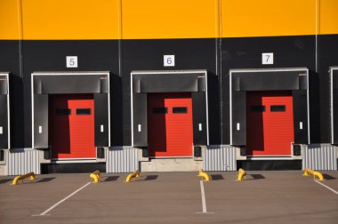 Depo lojistik merkezi depolama ve ürünler sıralama için mükemmel bir çözümdür