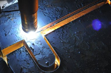 Plasma kesme makinesi kullanarak metal kesme işlemi
