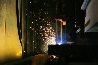 Plasma kesme makinesi kullanarak metal kesme işlemi