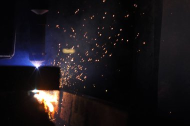 Plasma kesme makinesi kullanarak metal kesme işlemi