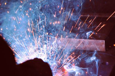 Çelik Fabrikası'nda elektrik kaynakçı brews