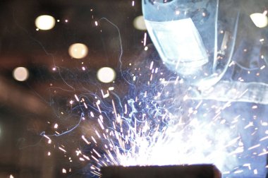 Çelik Fabrikası'nda elektrik kaynakçı brews