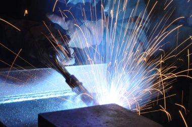 Çelik Fabrikası'nda elektrik kaynakçı brews