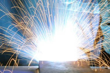 Çelik Fabrikası'nda elektrik kaynakçı brews