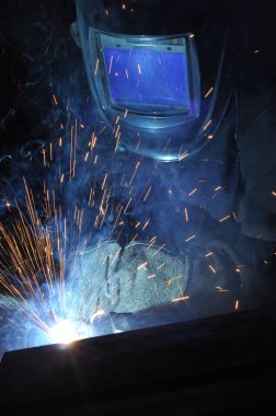 Çelik Fabrikası'nda elektrik kaynakçı brews