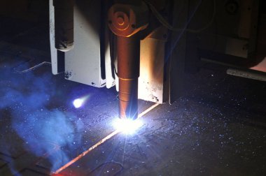 Sayısal program denetimi ile plazma metal kesme