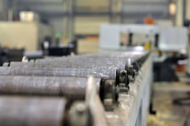 Rulo konveyör Makine Fabrikası'nda metal kesme için