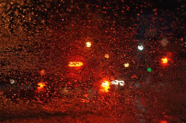 akşam kışın araba penceresinden görüntüleyin. bulanıklık