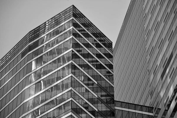 camdan bir binanın duvarına