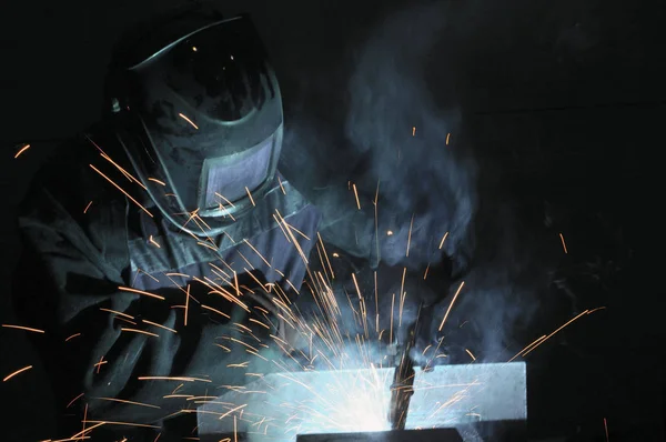 Welder Production Weld Metal Sparks Fly Smoke — Stock Photo, Image