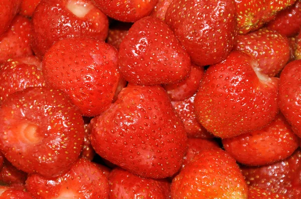 成熟的红色草莓去皮 可以吃了 — 图库照片