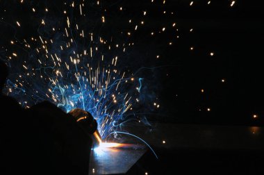 İle bir araba fabrikasında kaynak kıvılcım.