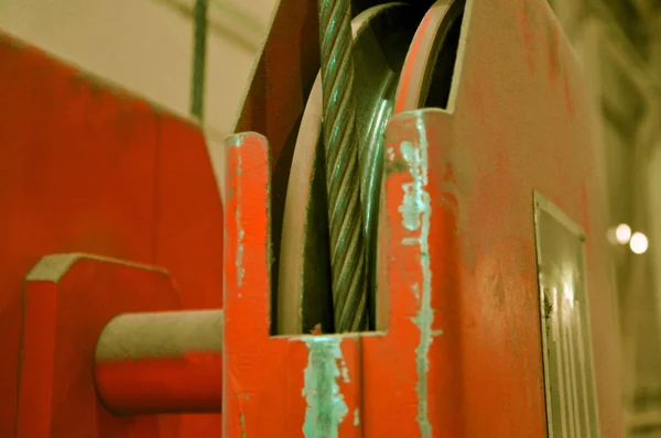 工場で重いものを持ち上げるための金属工業用フック. — ストック写真