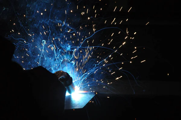 Soudage dans une usine automobile avec étincelles . — Photo