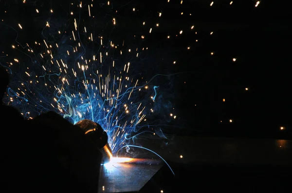 Schweißen in einer Autofabrik mit Funken. — Stockfoto