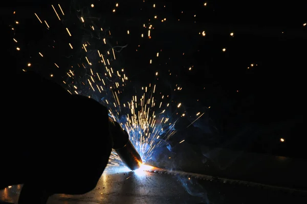 Schweißen in einer Autofabrik mit Funken. — Stockfoto