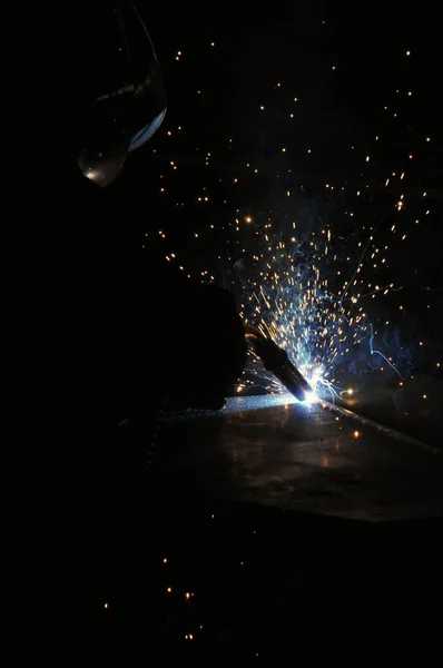 Soudage dans une usine automobile avec étincelles . — Photo