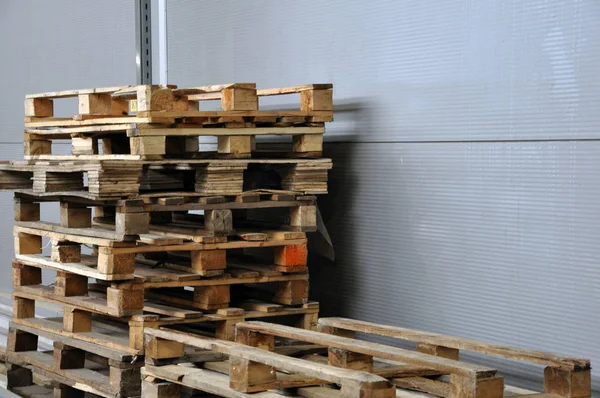 Vista di pallet, contenitori usati, scatole di legno sono installati — Foto Stock