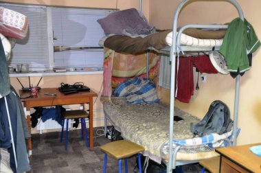 küçük hapishane hücresi ranza yatak ile. ev ortamı