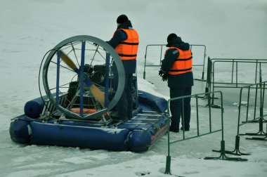 Kış günü Moskova ve Moskova Nehri üzerinde sürat teknesi