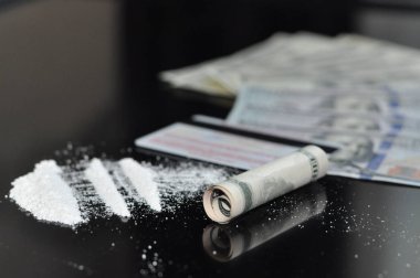 Kokain yolları siyah bir arka plan üzerinde bölünmüş