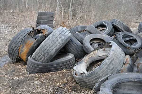 Stapel alter Reifen und Räder für das Gummirecycling. — Stockfoto