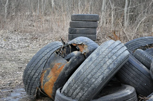 Stapel alter Reifen und Räder für das Gummirecycling. — Stockfoto