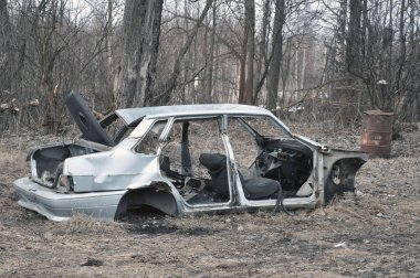 Paslı araba çerçeve ormanın içinde. Ekolojik sorunları.