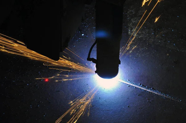 Schneiden von Metall mit Plasma-Schneidemaschine — Stockfoto