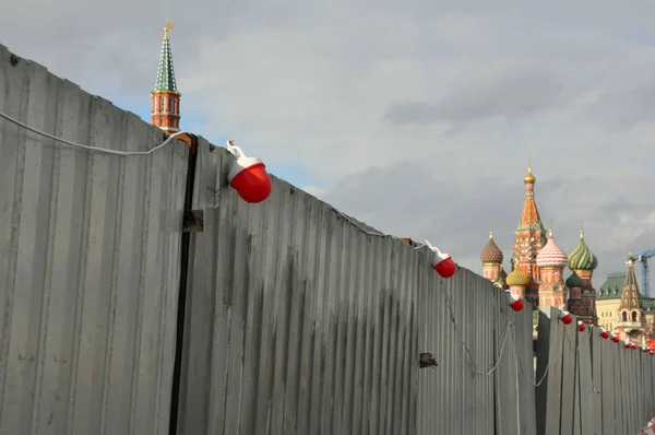 Trabajos de reparación del gran puente Zamoskvoretsky. la cerca - el Kremlin de Moscú — Foto de Stock