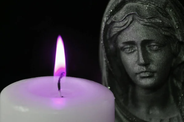 神聖な聖母マリアと黒い背景に燃えるろうそく. — ストック写真