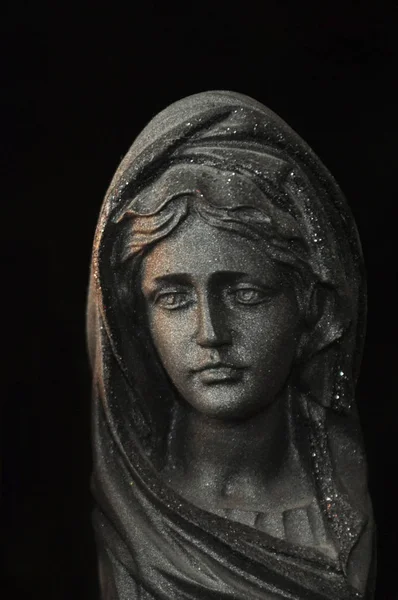 Najświętsza Maryja Panna w promieniach słońca na czarnym tle. Koncepcja. — Zdjęcie stockowe