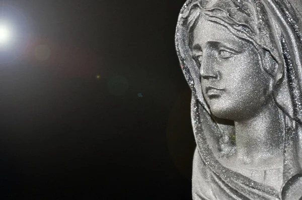 黒い背景に太陽光の光の中で聖母マリア。概念. — ストック写真