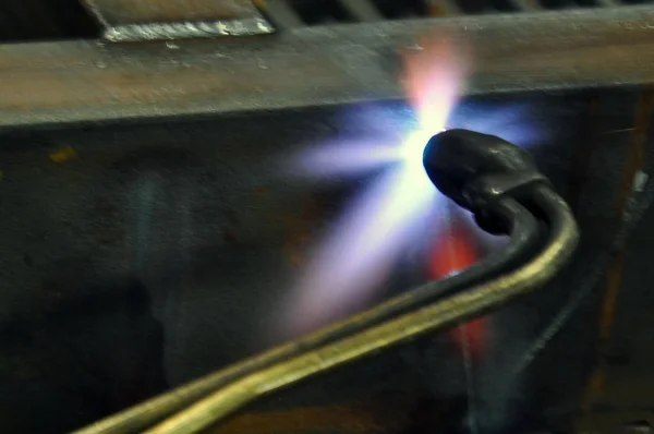 丙烷气体火焰。气体切割机加热产品 — 图库照片