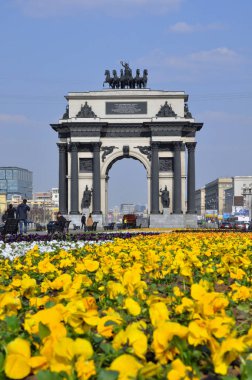 Moskova'da Kutuzov Avenue üzerinde zafer takı.