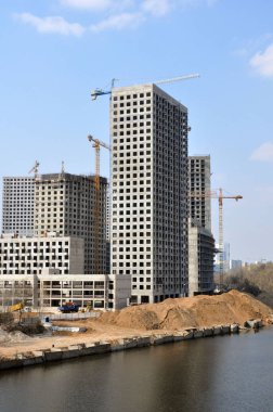 Kule Vinçler ve bina ile şantiye bir sürü