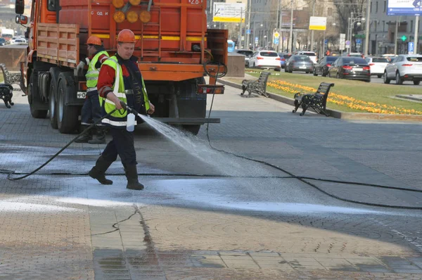 20 de abril de 2019: Moscou, Rússia - Trabalhadores lavam a área pedonal com detergentes . — Fotografia de Stock