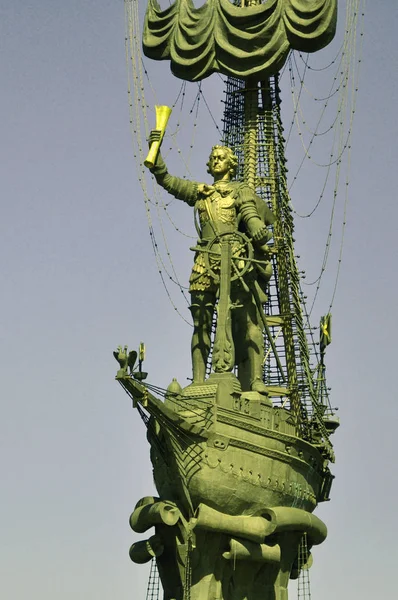 Un monument à l'empereur russe Pierre le Premier dans le parc Museon — Photo