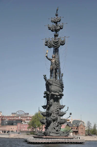 Um monumento ao imperador russo Peter o Primeiro no parque Museon — Fotografia de Stock