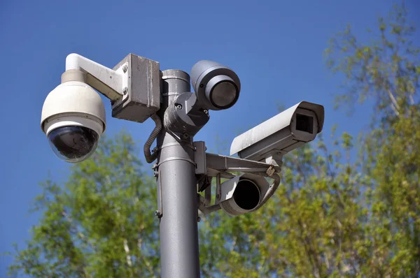 Kamera w obiegu zamkniętym Multi-angle system CCTV przed błękitnym niebem — Zdjęcie stockowe