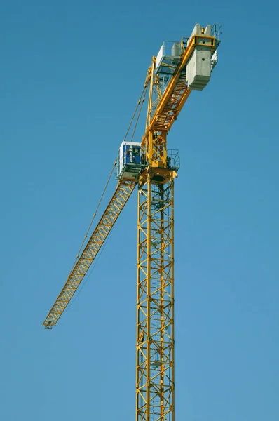 Lifting tower crane against the blue sky. — Stock Photo, Image