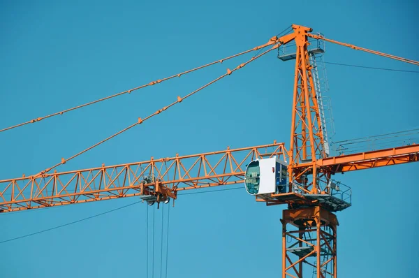Lifting tower crane against the blue sky. — Stock Photo, Image