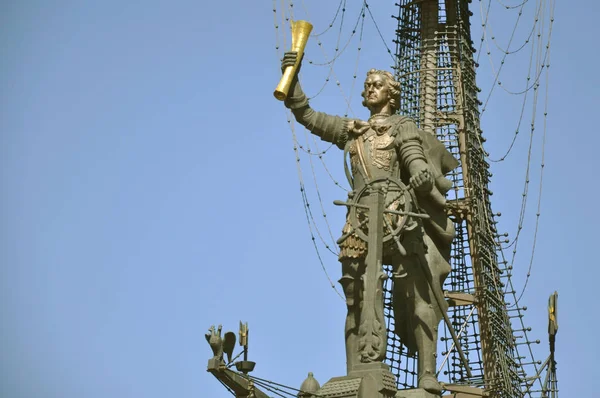 Un monument à l'empereur russe Pierre le Premier dans le parc Museon — Photo