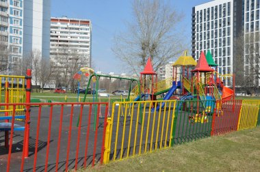 Parktaki bahçedeki renkli oyun parkı.