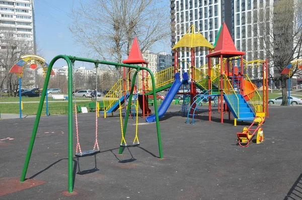 Kleurrijke speeltuin op de binnenplaats in het park. — Stockfoto