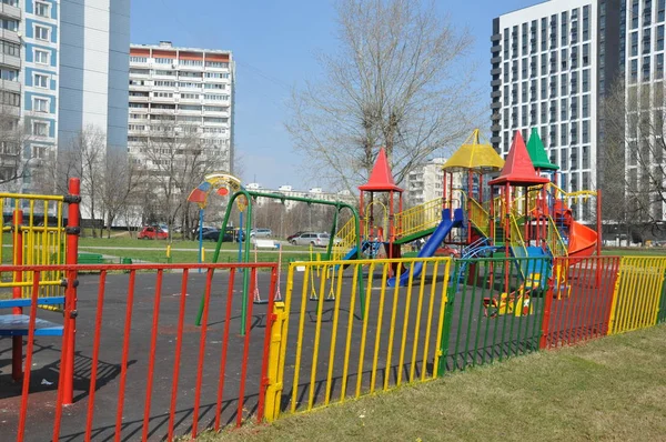 Kleurrijke speeltuin op de binnenplaats in het park. — Stockfoto