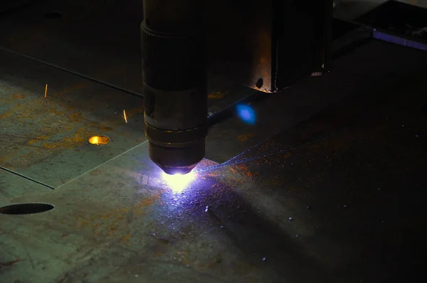 Laserschneidbrenner in einer Industrieanlage schneidet Blech — Stockfoto