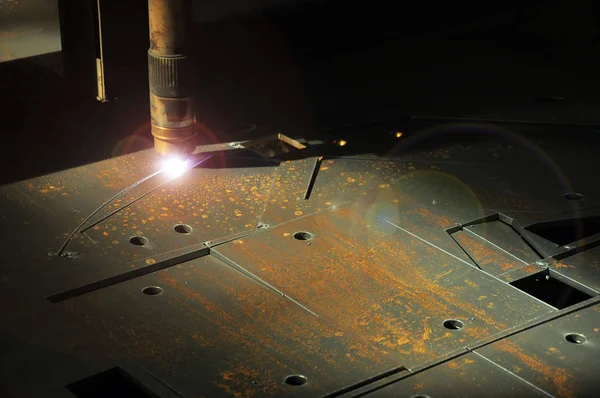 Máquina de tocha de corte a laser em uma planta industrial corta chapa metálica — Fotografia de Stock